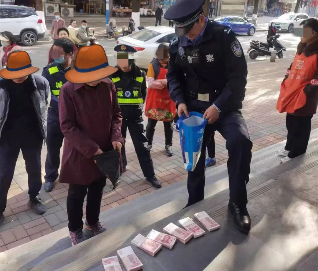 <b>汉中一老人发病摔倒遗落7万元现金！目前已悉数领回</b>