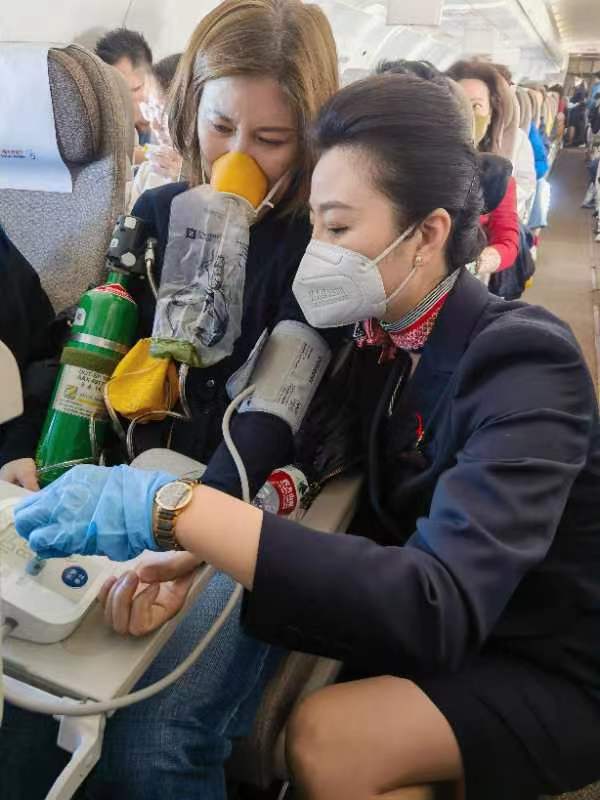 <b>西安飞新加坡航班上旅客身体不适 东航乘务组温暖救护获感谢信</b>