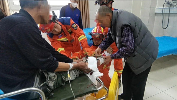 太痛了！六旬老人小腿被夹收割机 咸阳消防15分钟排险
