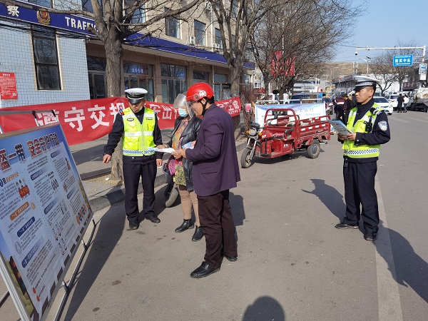 <b>府谷县公安交警新民中队进辖区集市开展“一盔一带”交通安全宣传活动</b>