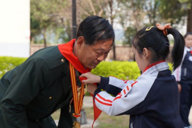 <b>灞桥区东城一小举行清明节爱国主义教育主题活动</b>