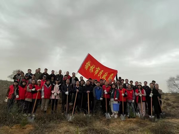 <b>大力传承弘扬“榆林治沙精神”  榆林市福彩中心组织开展义务植树活动</b>