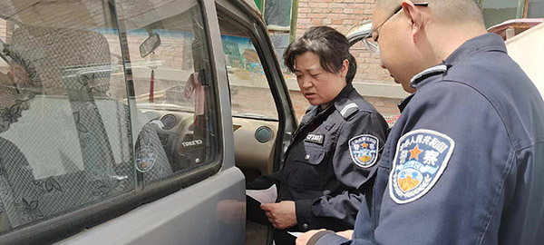 凤县交警走村入户开展报废车辆隐患清理工作