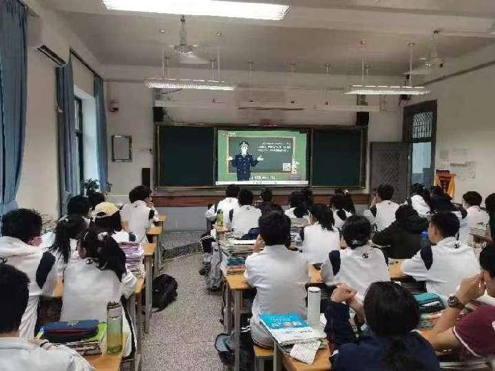 护航“无邪未来”太白路派出所组织民警进校园