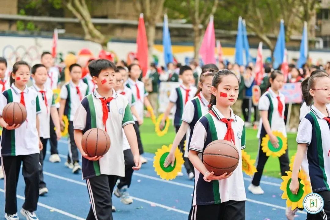 灞桥区东城二小田径运动会召开 “四雅”学子与春天有约 向未来奔跑