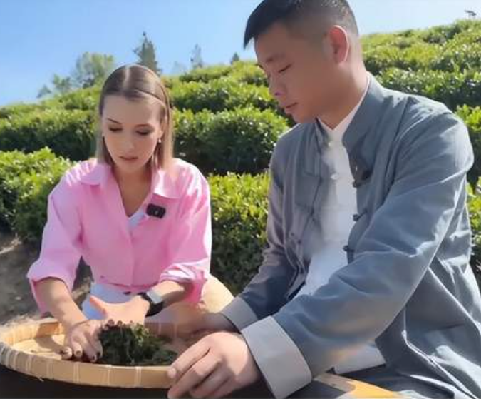 <b>俄罗斯姑娘拍了拍你，并与你共赴春茶之旅</b>