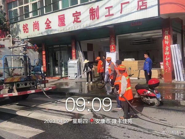 <b>恒口城管综合执法大队：笃行实干提质效  扮靓城市迎“五一”</b>