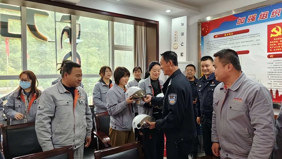 <b>凤县交警组织开展授牌到单位、交通安全宣教进矿区活动</b>