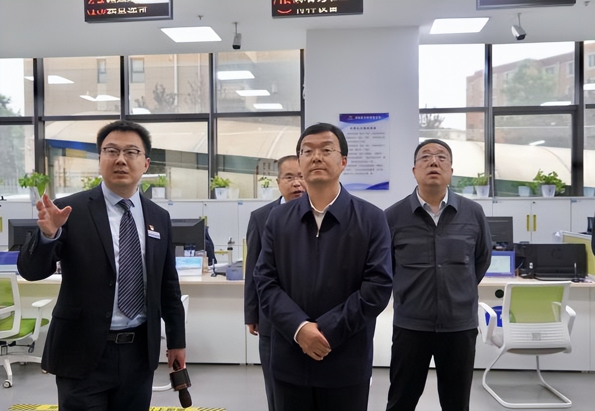 <b>擦亮“‘渭’您服务”金字招牌 段小龙调研渭滨区三级政务服务体系建设</b>
