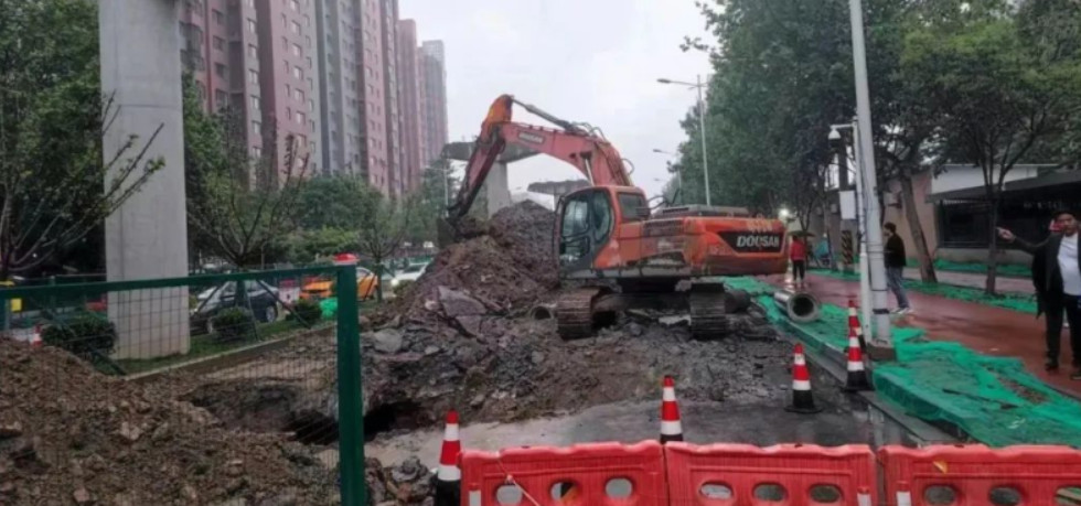 <b>因污水管爆管 西安丈八西路路面塌陷紧急封闭抢修</b>