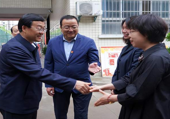 <b>鼓劲助威振士气 凝心聚力绘宏图 宝鸡渭滨区四大班子领导慰问初三高三教师</b>