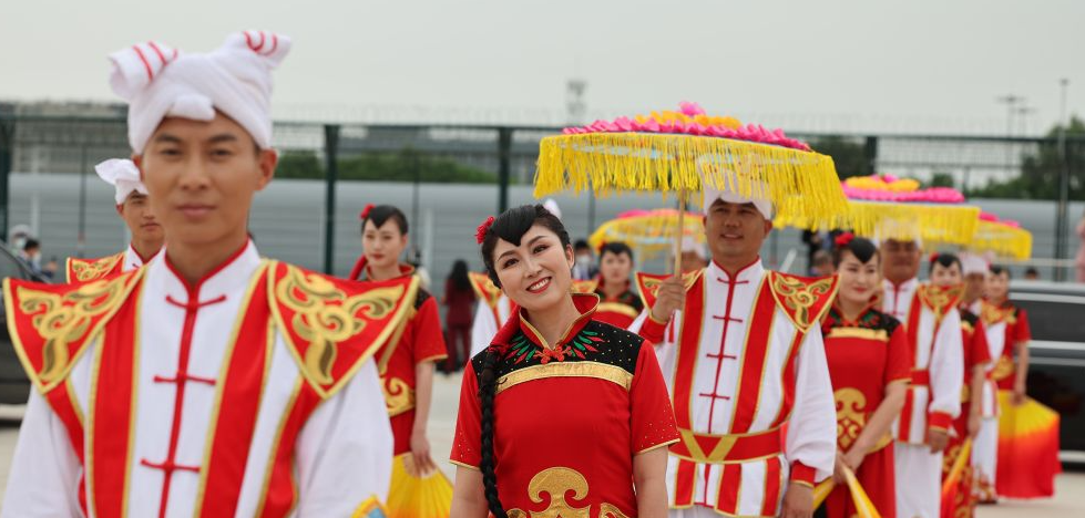 <b>中亚五国元首今起将陆续抵达西安，腰鼓秧歌热情相迎</b>