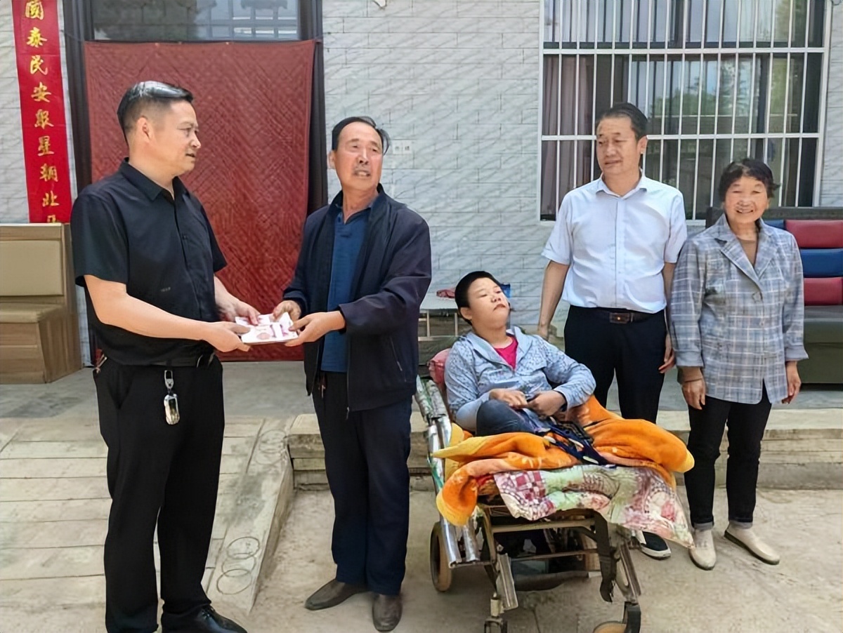 <b>每年送上两万元救助资金！商洛市洛南县爱心企业为脑瘫少女奉献爱心</b>