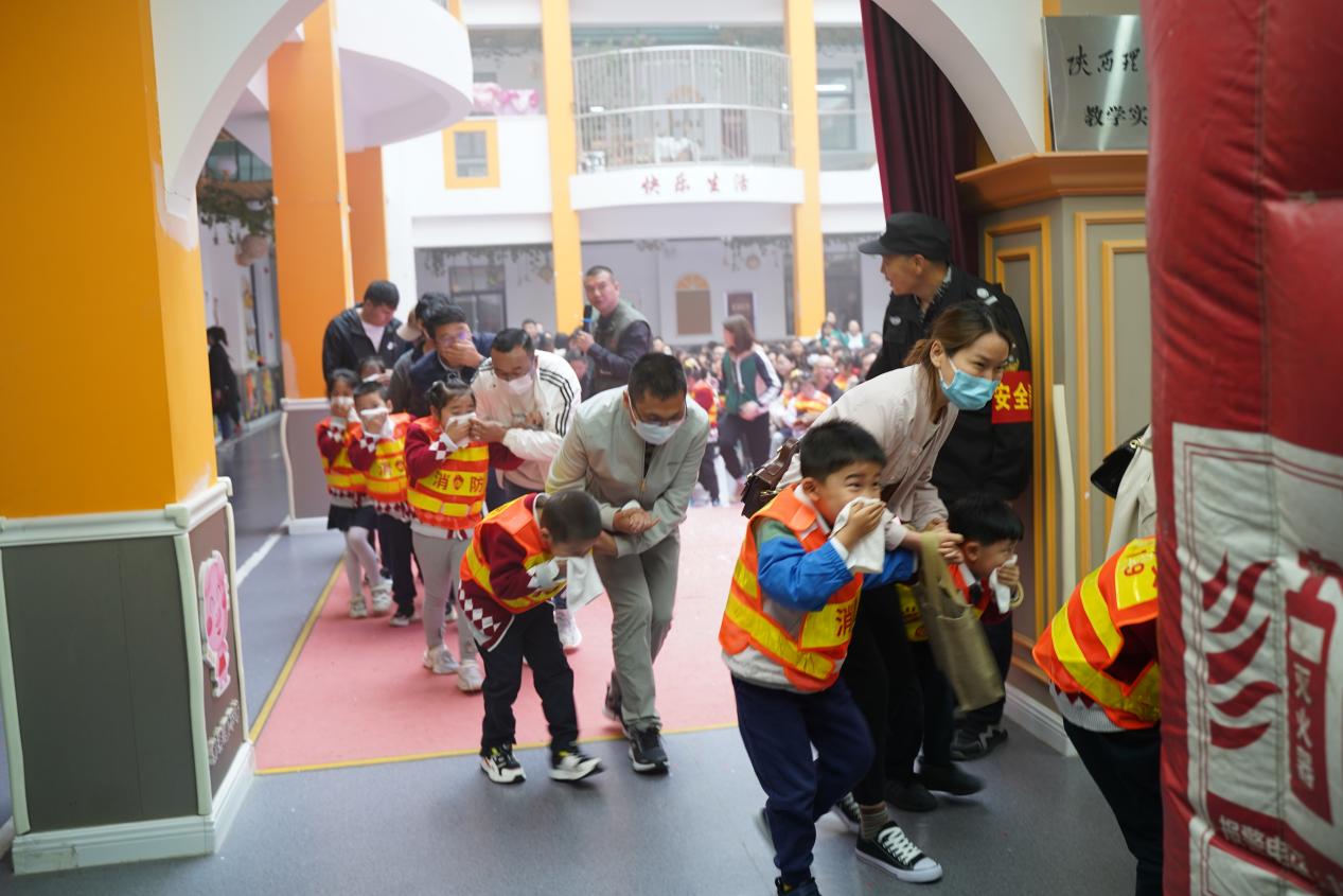 <b>“童梦飞翔 童心共享”汉中市爱君堡幼儿园开展庆六一消防安全演练活动</b>