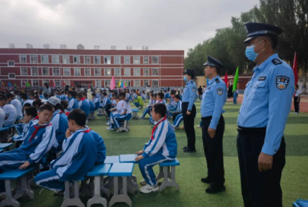 <b>靖边县公安局西郊派出所警心暖童心 携手庆“六一”</b>
