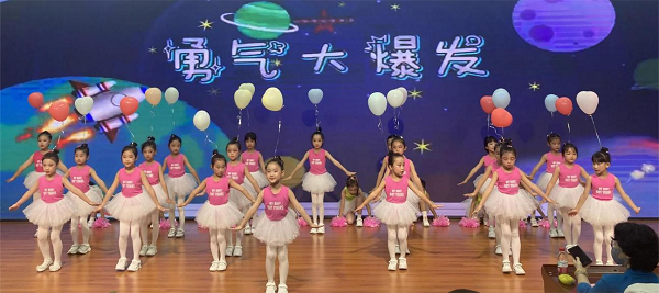 <b>灞桥区东城第五小学学生载歌载舞迎接自己的节日</b>