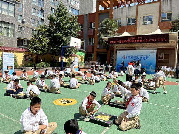 碑林区东羊市小学：骄阳似火战棋忙