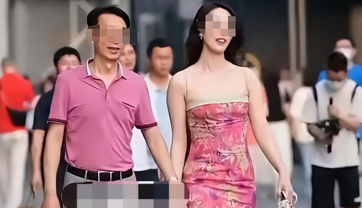 <b>国企领导与异性牵手逛街被免职！女子手提包单价4万多？拍摄者侵权了？</b>