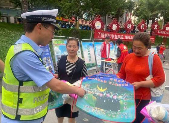 <b>宝鸡市凤县交警安全宣传进广场 警民携手共筑文明平安路</b>