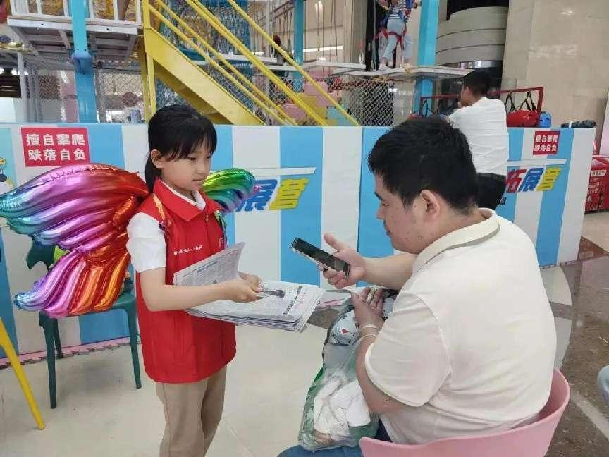 西安市碑林区永新小学：小小卖报童 满满公益情