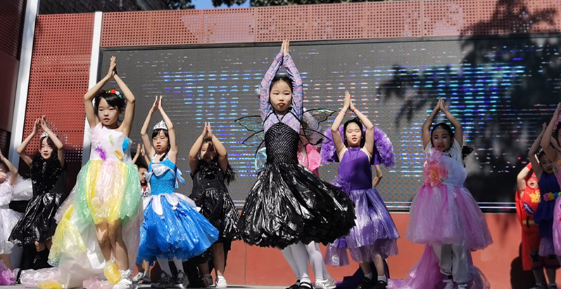 <b>西安碑林区景龙池小学举行环保时装秀活动 让环保的种子撒进孩子们的心田</b>