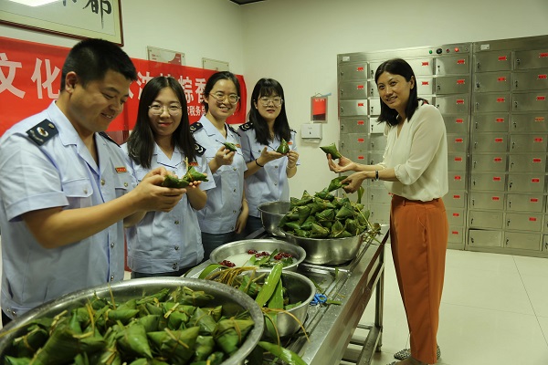 <b>佳县税务局组织开展端午节包粽子活动</b>