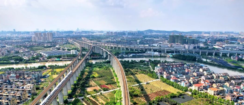 <b>全国铁路7月1日起实行新的列车运行图</b>