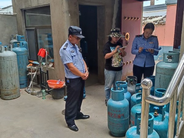 <b>非法存储液化气罐49罐  榆阳区一人被行拘</b>
