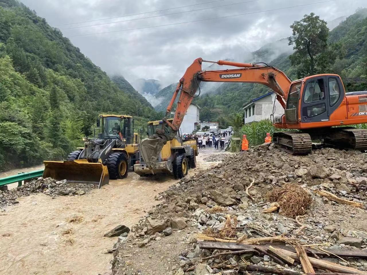 <b>暴雨致210国道镇巴段多处泥石流塌方 汉中市公路局闻讯而动抗洪抢险救灾</b>