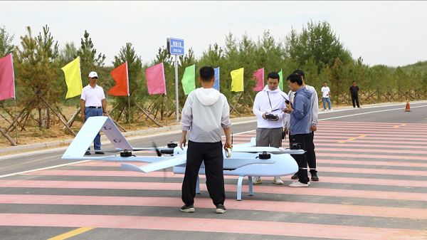 <b>榆林市靖边智能无人系统和通航产业园举办无人机试飞展演活动</b>