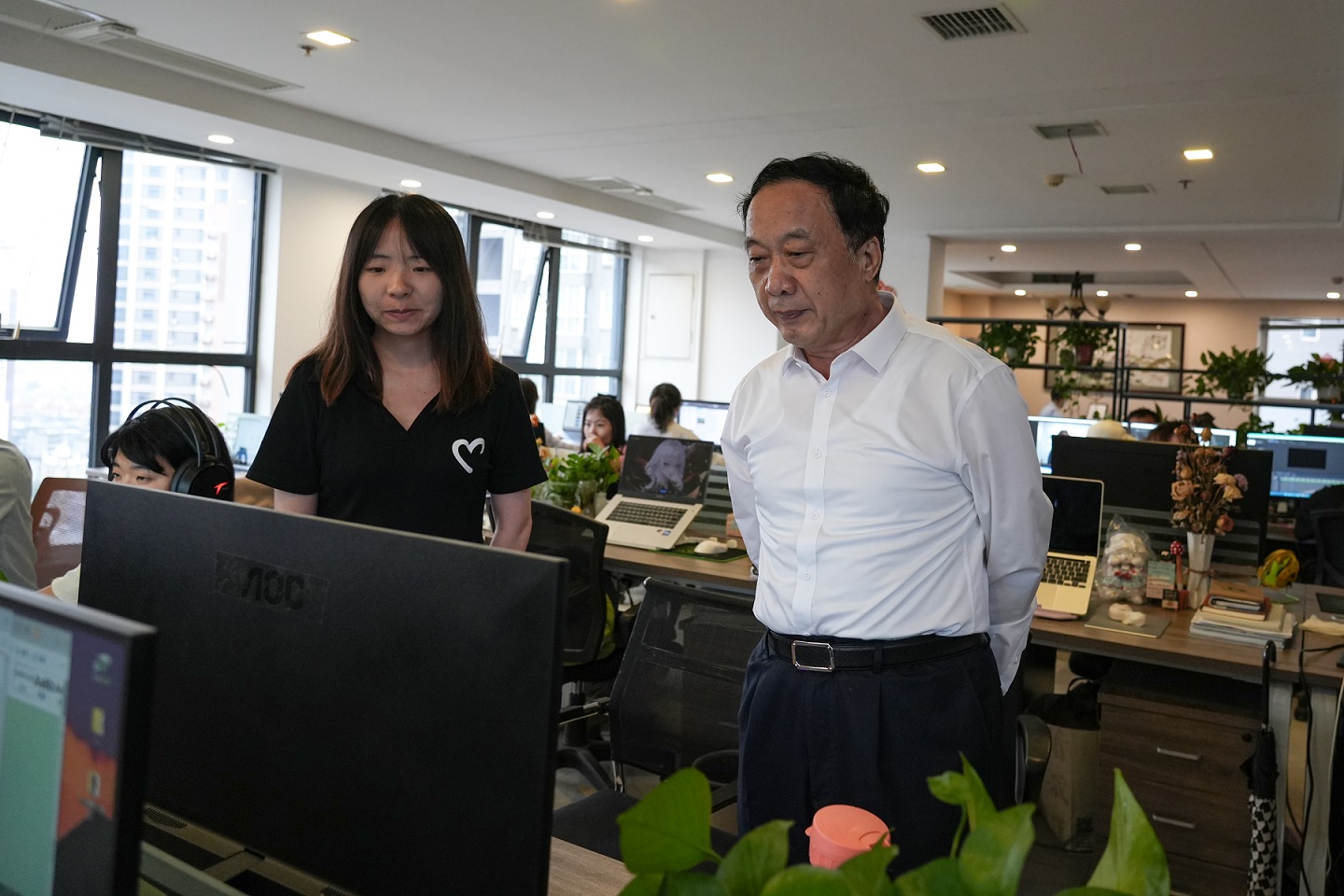 <b>世界互联网大会秘书长任贤良到西西新闻调研 </b>