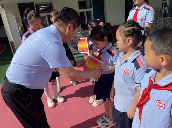 <b>西安市碑林区友谊小学举行期末表彰大会及教学质量分析会</b>