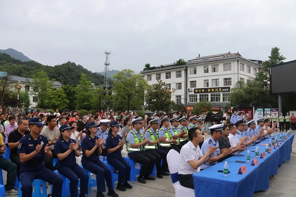 <b>汉中交警：“美丽乡村行”交通安全巡回宣讲活动留坝县举行</b>