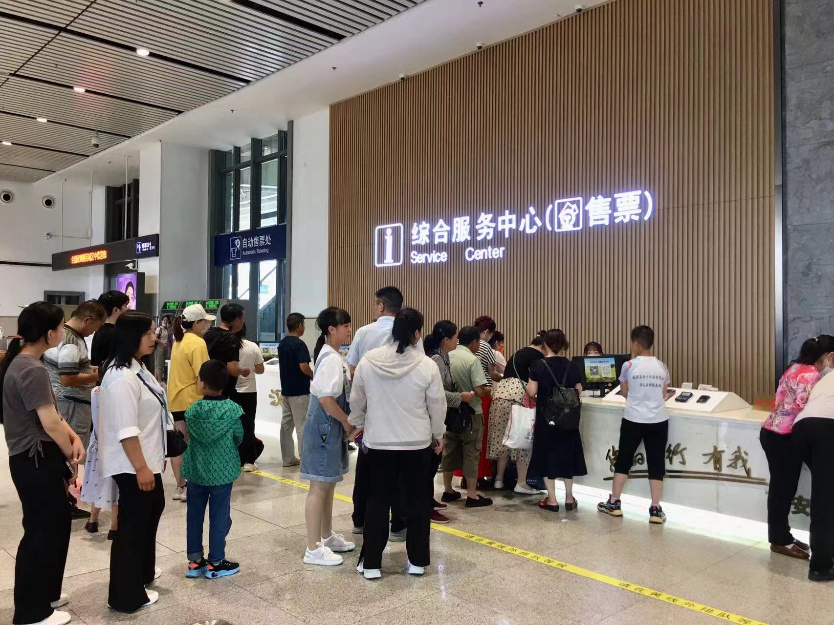 <b>西铁汉中车务段：烈日当头忙服务 坚守岗位战高温</b>
