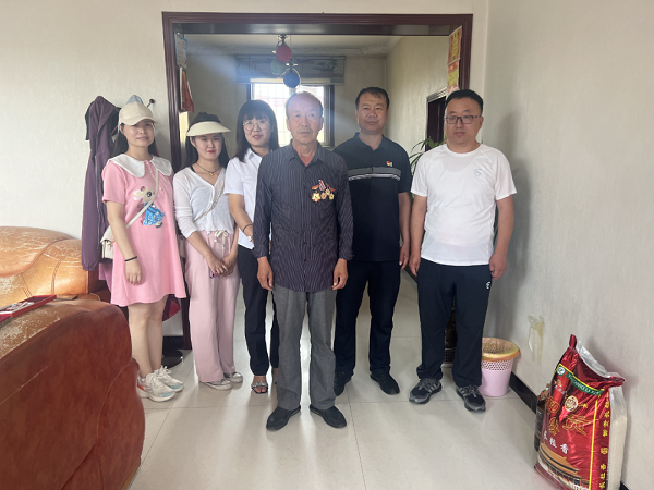 <b>靖边县财政局在金华路社区开展老党员走访慰问活动</b>