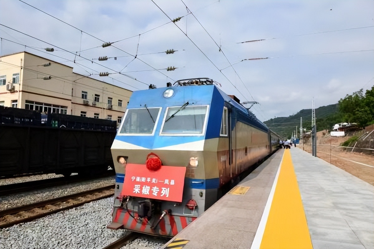 <b>助力乡村振兴 汉中宁强县500余名采椒工乘坐“采椒专列”赶赴凤县</b>