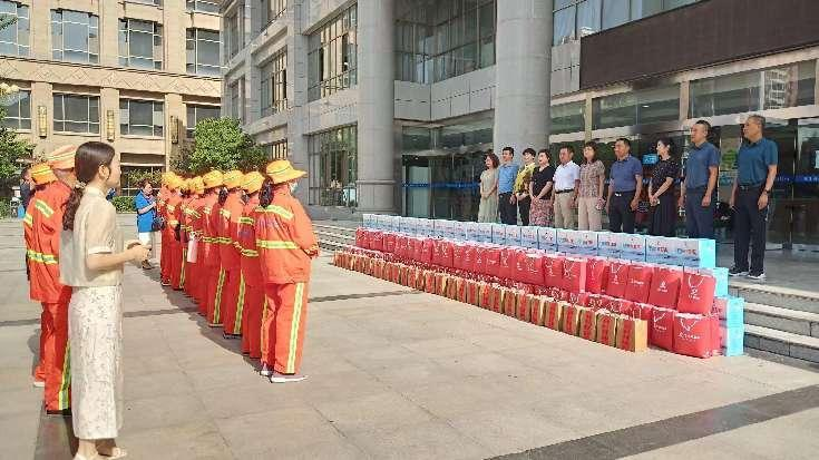 宝鸡市金台区：情系一线环卫工 夏送清凉润人心