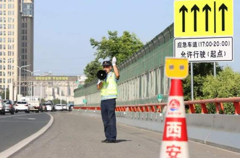 <b>工作日晚高峰 西安绕城高速南段外环方向部分路段可“借道通行”</b>