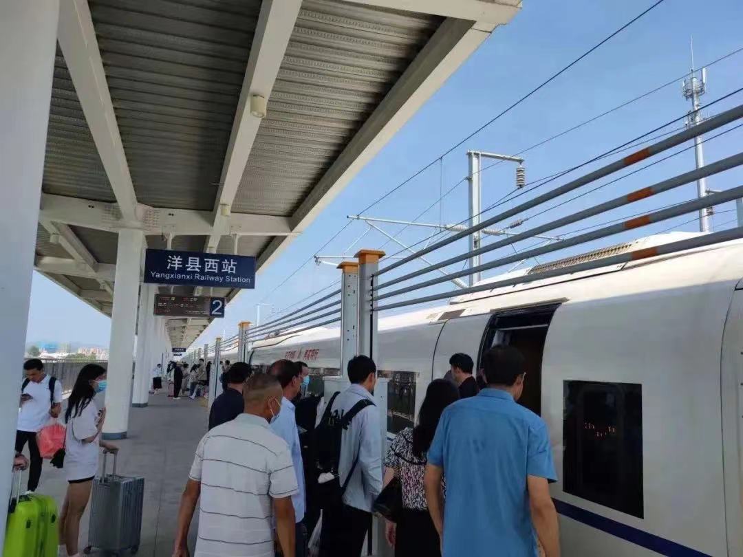 <b>汉中市洋县西站：陕西首个“站台安全门”投入使用</b>