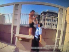 宝鸡女子欲跳楼轻生 民警出手成功解救
