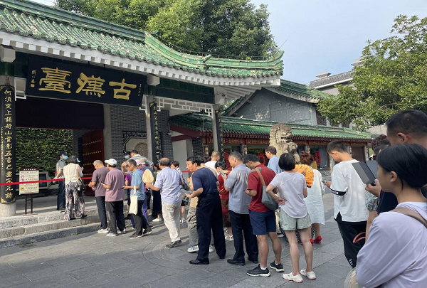 <b>汉中市博物馆升级后开放首日  游人如织</b>