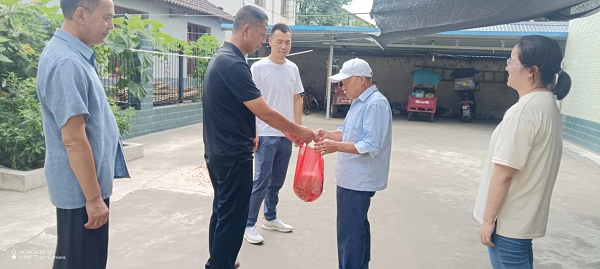 <b>“八一”慰问暖人心 汉台区河东店镇积极开展退役军人慰问活动</b>