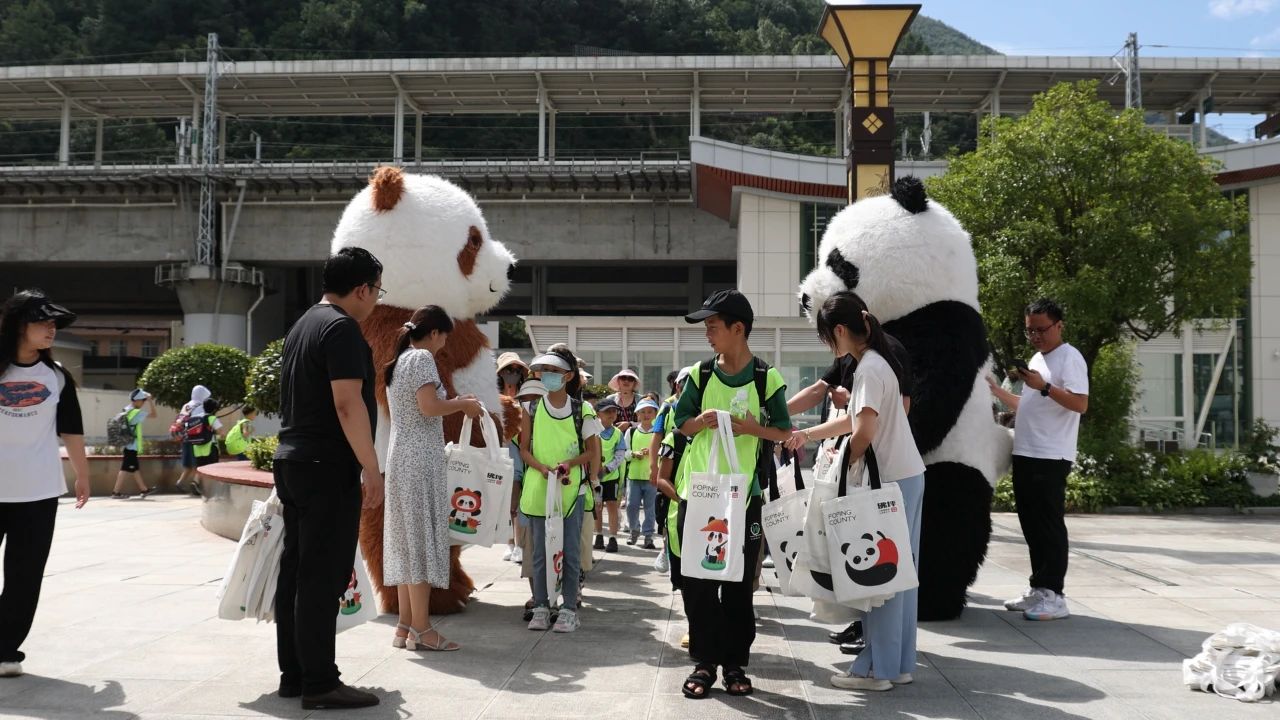 <b>暑期游学热 熊猫旅游专列驶进汉中市佛坪县</b>