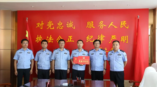 <b>靖边县公安局送奖到一线 为夏季行动再提速</b>