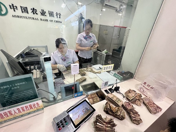 <b>农行榆林清涧县支行兑换残币温暖人心</b>