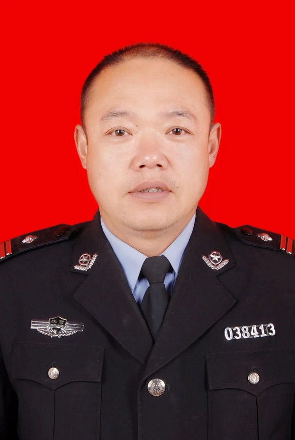 <b>靖边县公安局杨龙：群众的利益永远在第一位  有危险他争着上</b>