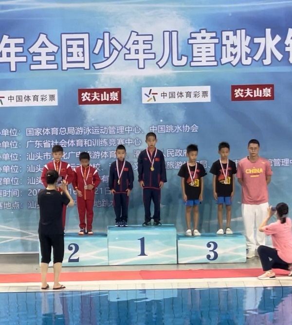 <b>榆林跳水小将在全国大赛中获得4枚金牌</b>