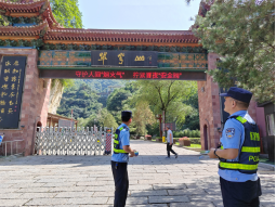 <b>长安旅警旅联合太乙宫派出所在翠华山景区开展暑期文明旅游宣传活动</b>