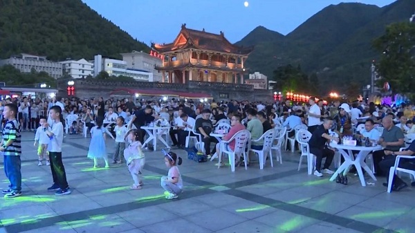 <b>汉中市略阳县举办第二届黄精啤酒音乐烧烤节</b>