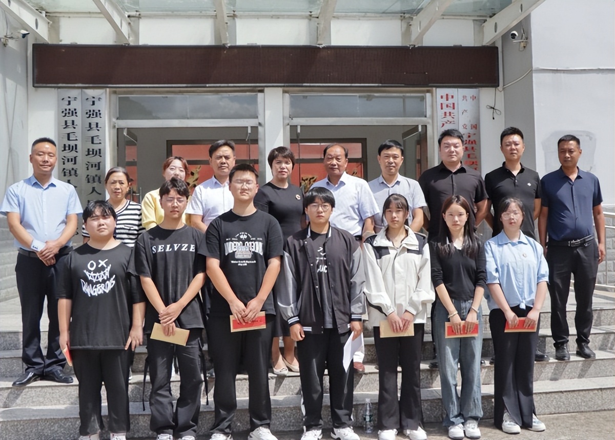 <b>汉中市宁强县民营企业家献爱心 助力“寒门学子”圆梦</b>